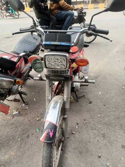 Honda 125 red color no nay work requited  Fuel avrg 40 hay