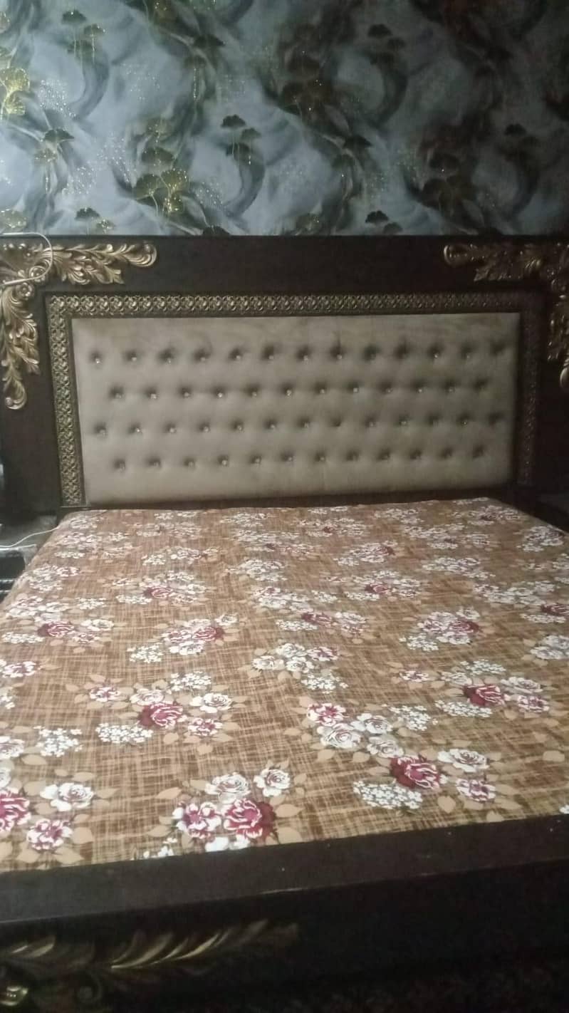 King size bed 0