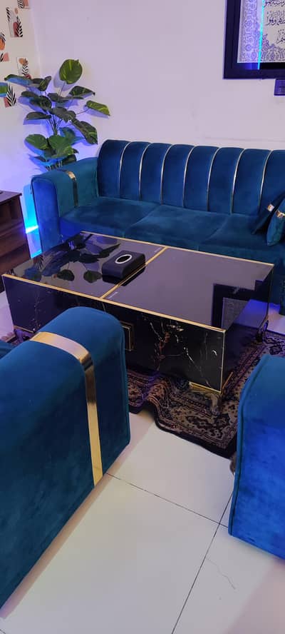 CENTER TABLE 10/10 CONDITION GOOD QUALITY