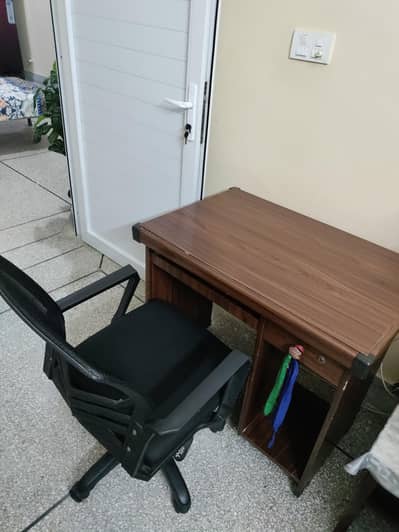 COMPUTER TABLE AND CHAIR