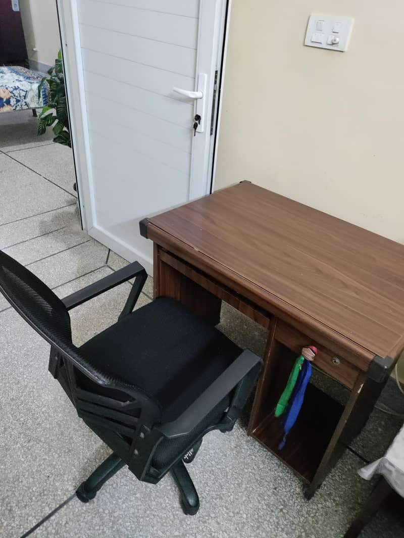 COMPUTER TABLE AND CHAIR 1