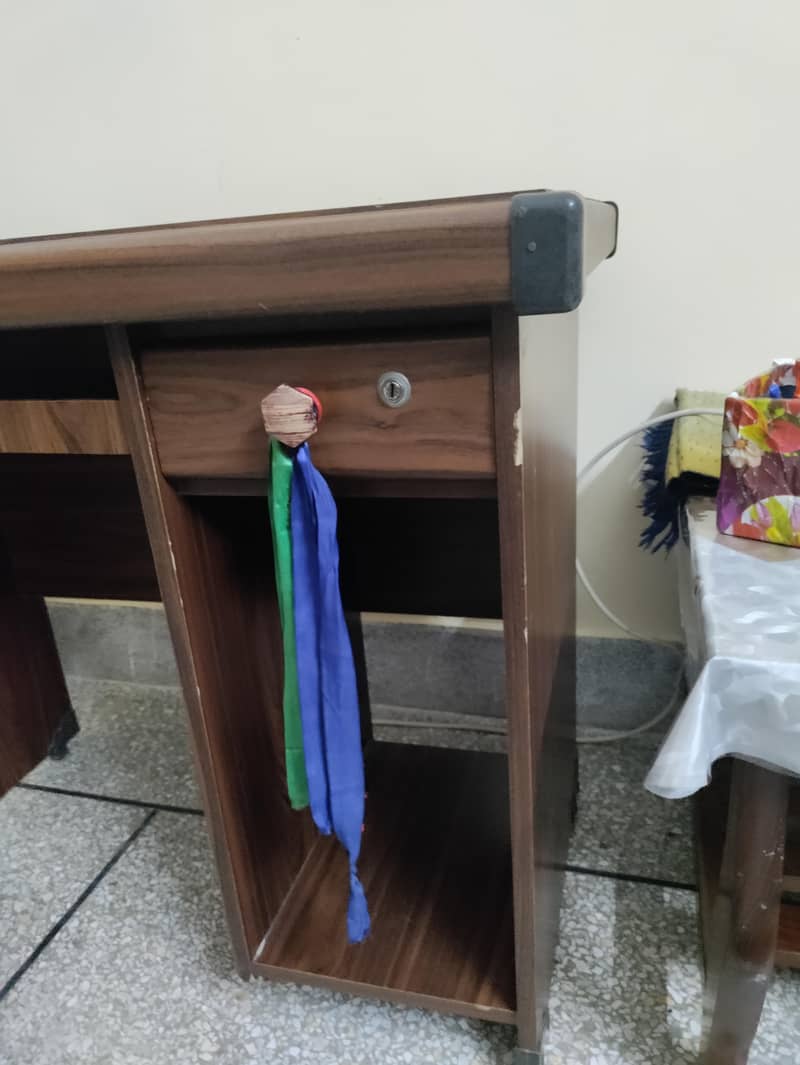 COMPUTER TABLE AND CHAIR 3