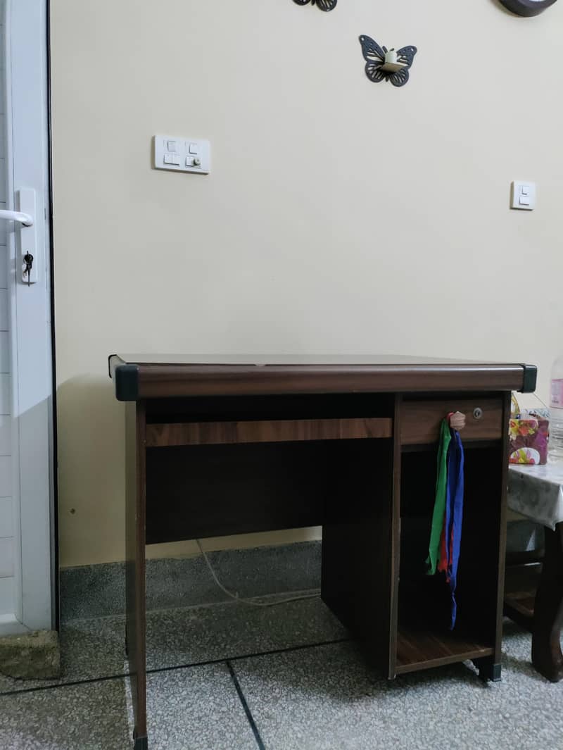 COMPUTER TABLE AND CHAIR 5