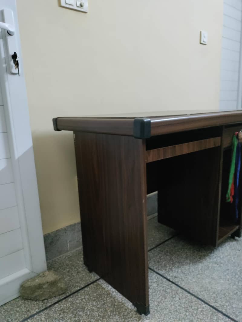 COMPUTER TABLE AND CHAIR 6