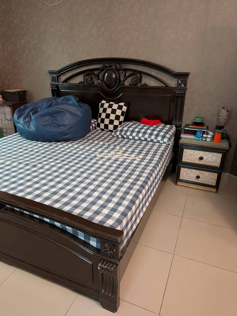 bed with side tables 0