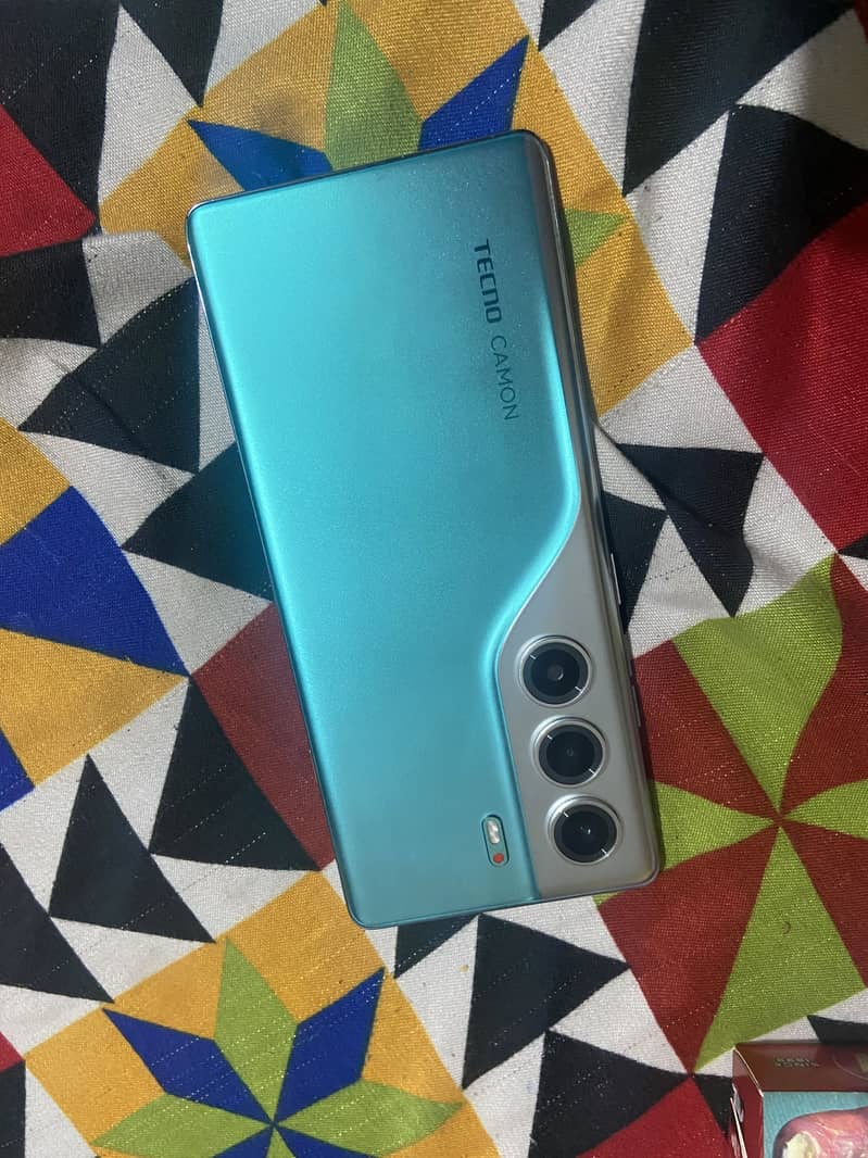 Tecno Camon40 pro 0