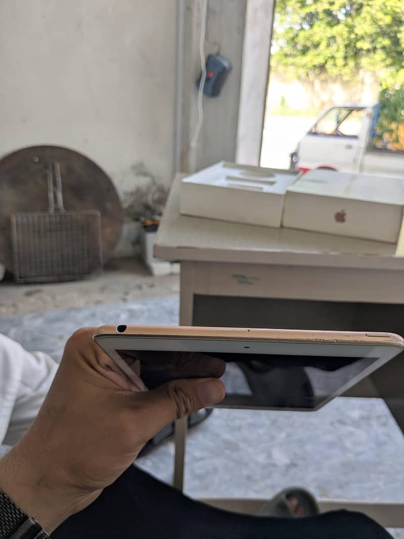 ipad mini 5 with box 3