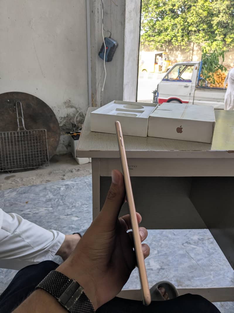 ipad mini 5 with box 4