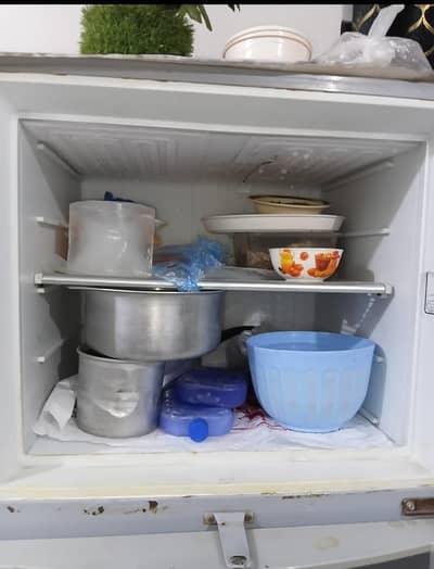 بہترین کنڈیشن صاف ستھری بڑی فریج فور سیل ہے