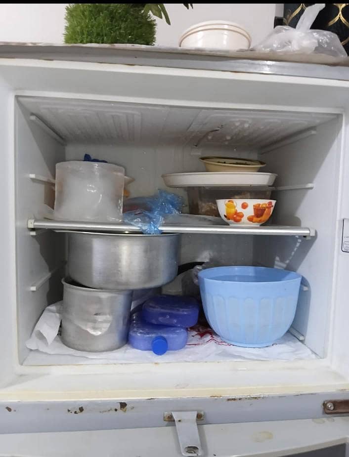 بہترین کنڈیشن صاف ستھری بڑی فریج فور سیل ہے 0