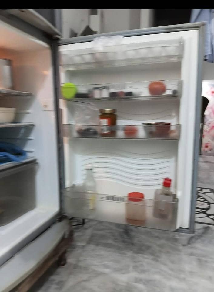 بہترین کنڈیشن صاف ستھری بڑی فریج فور سیل ہے 1