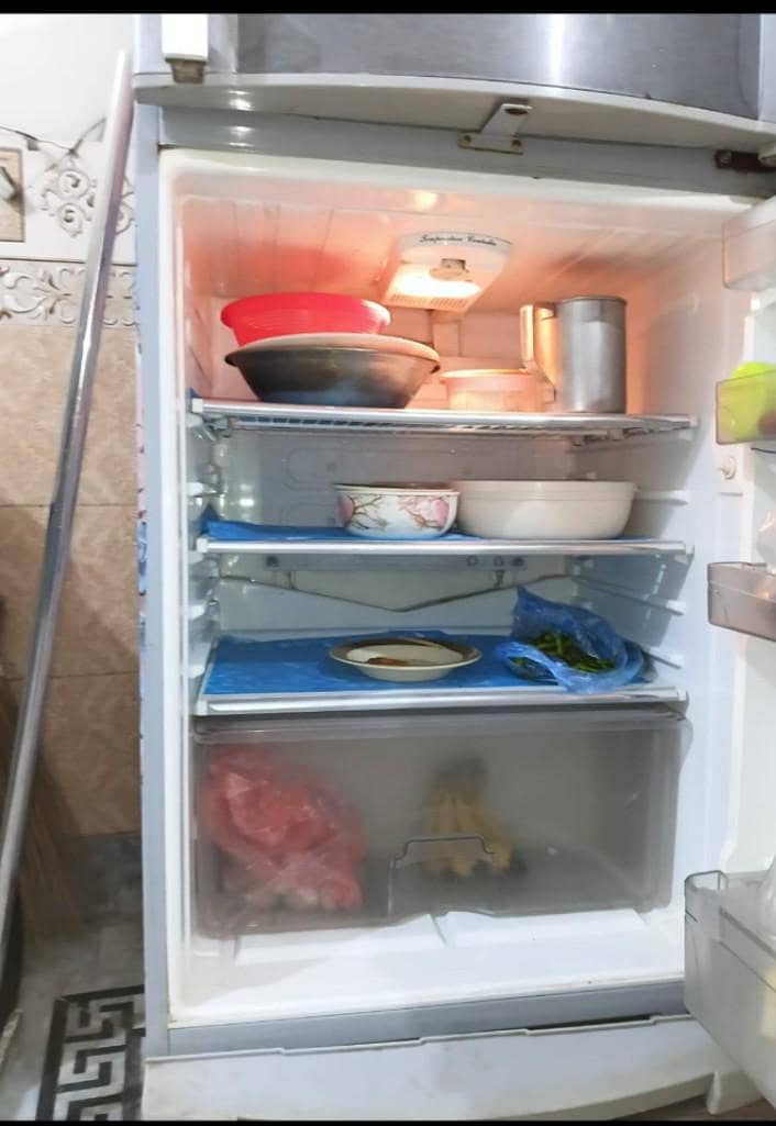 بہترین کنڈیشن صاف ستھری بڑی فریج فور سیل ہے 2