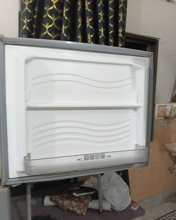 بہترین کنڈیشن صاف ستھری بڑی فریج فور سیل ہے 4