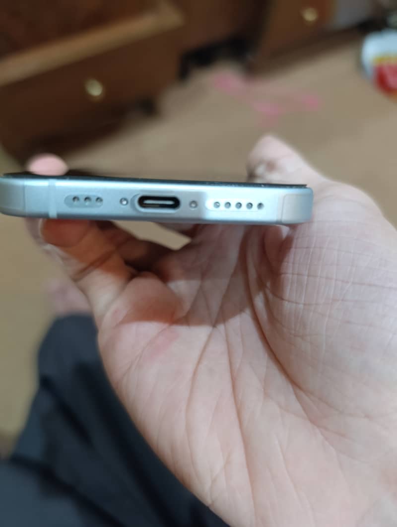 Apple iPhone 15 4