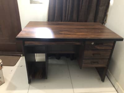Office table in good condition