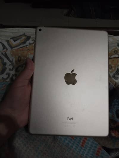 ipad air 2 gold color. mint condition