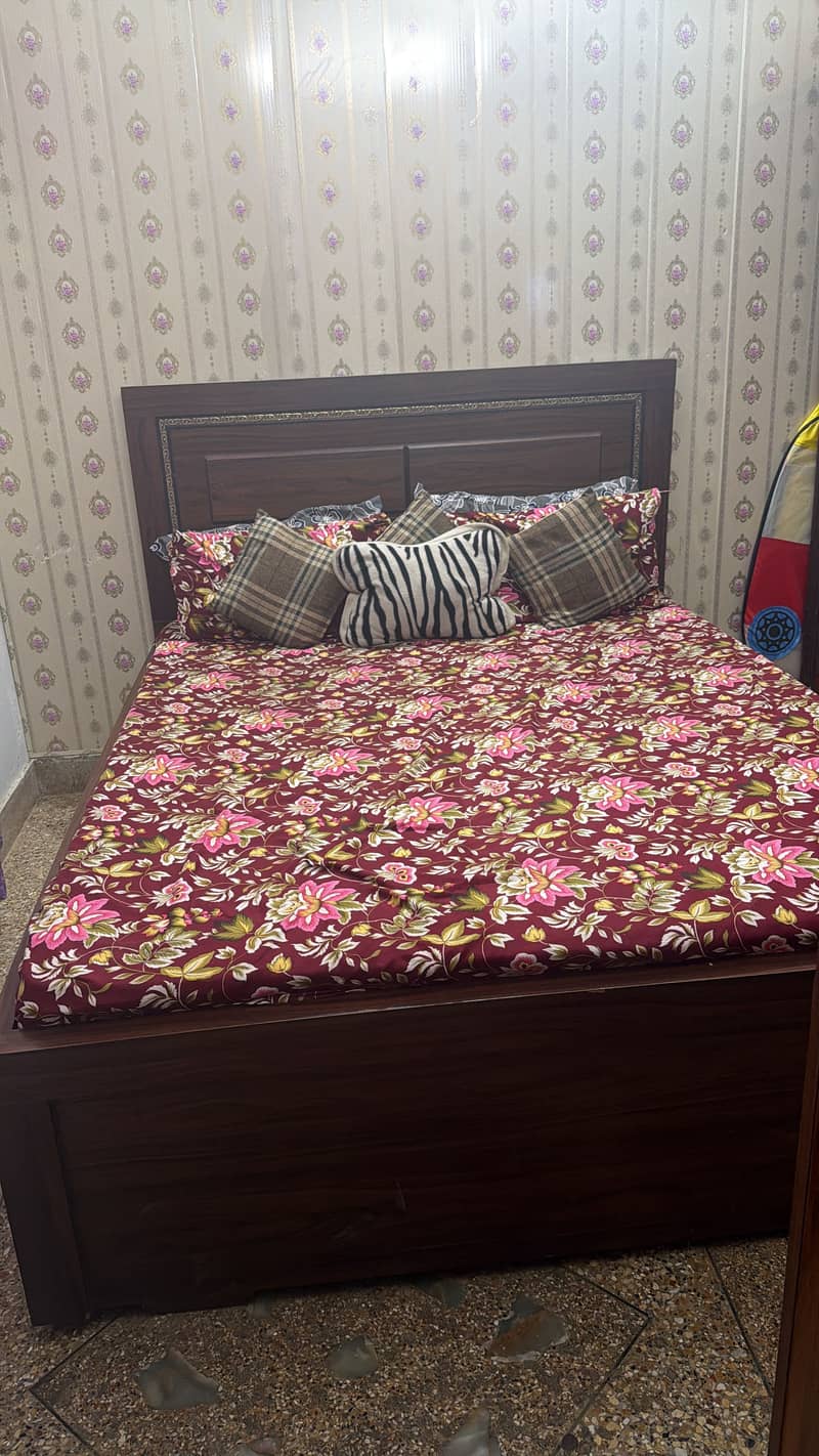 Queen bed 0