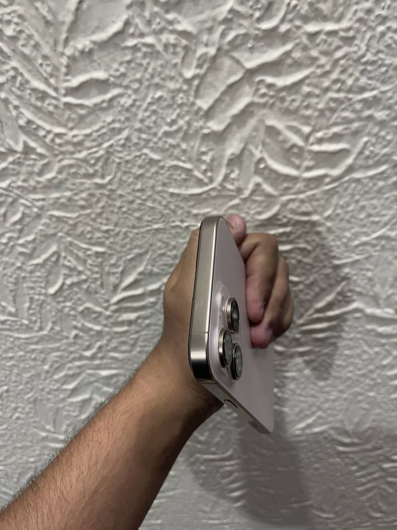iPhone 16 Pro Max 4