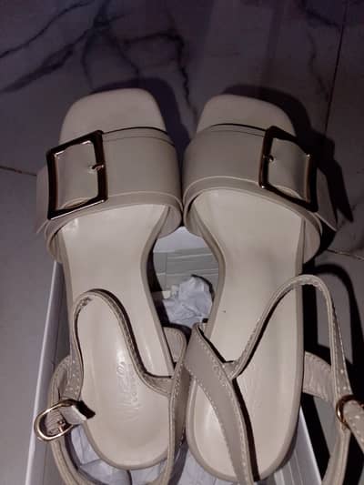 few hours used girls sandal. like new sandal  original  unze brand