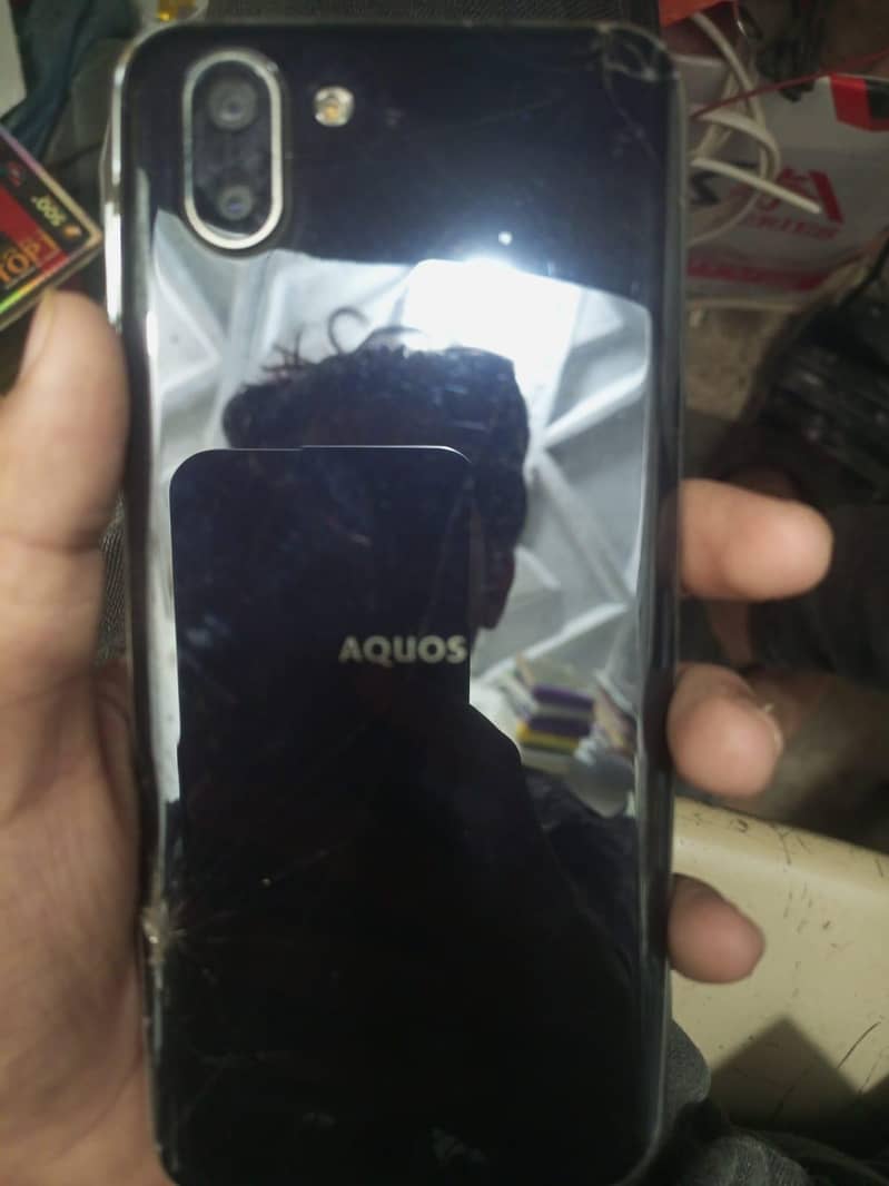 sharp Aquos R2 4