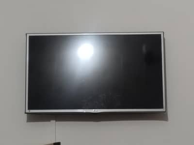 LG lcd tv good condition for sale 32 inch size