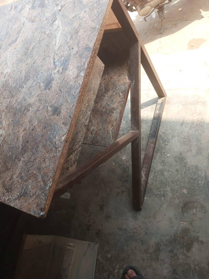 COMPUTER TABLE 1