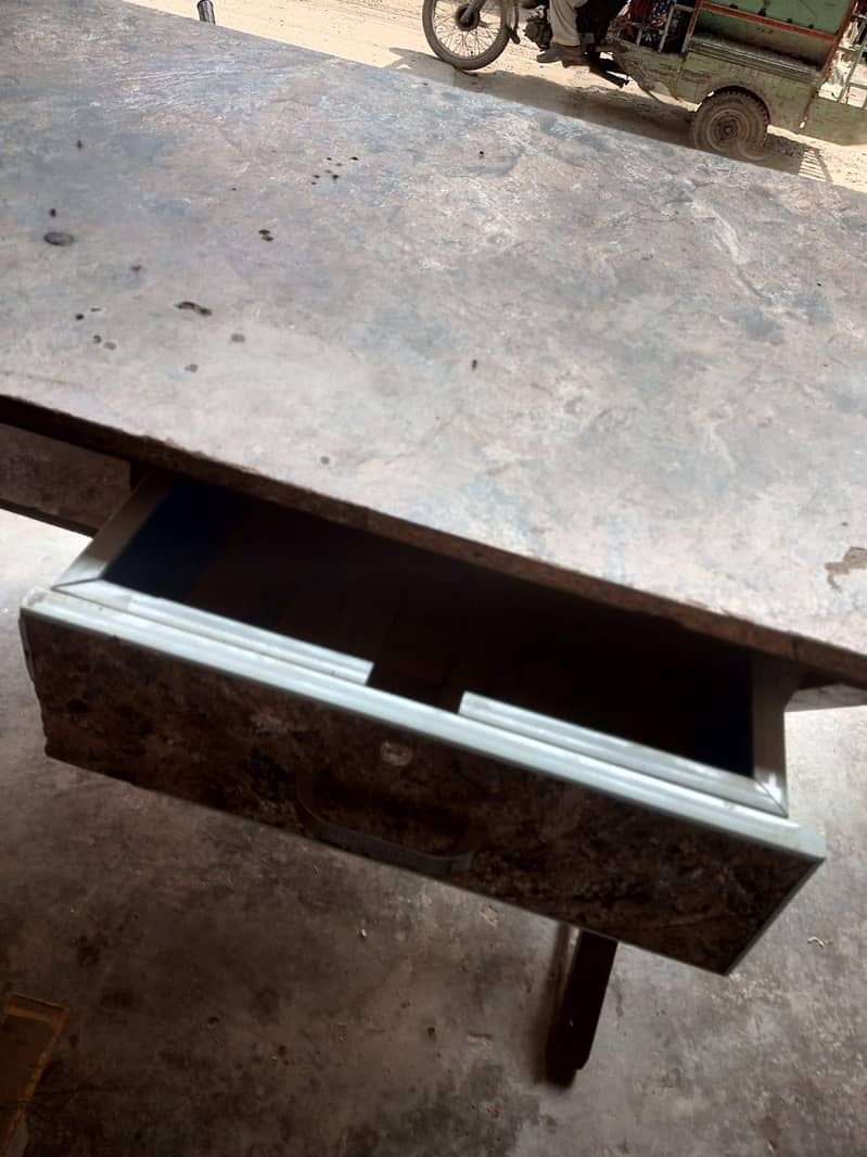 COMPUTER TABLE 2