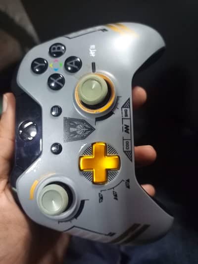 Xbox One limited edition controller for sale - 03007112170