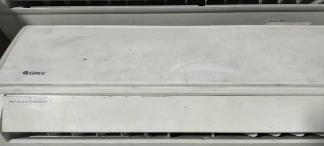 Gree 1.5ton AC in running condition . gass full.