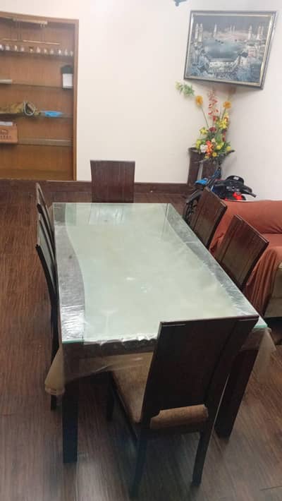 dinning table with 6  chairs in very good condition