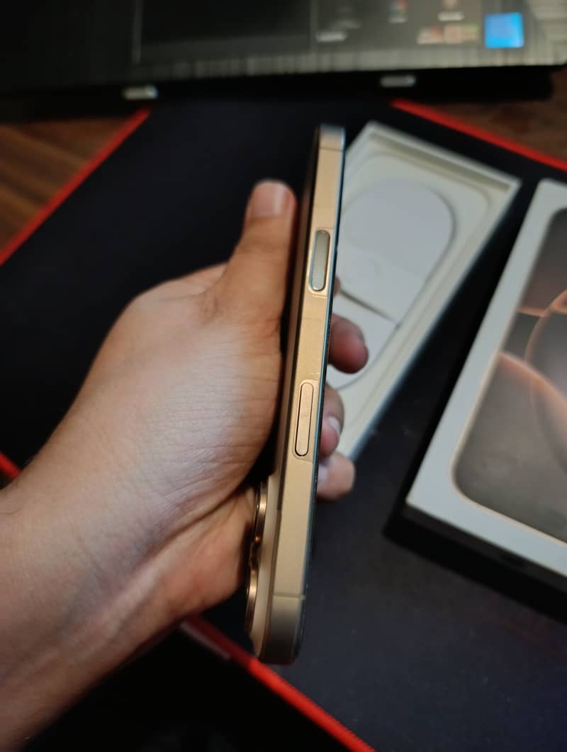 Apple iPhone 16 Pro 8