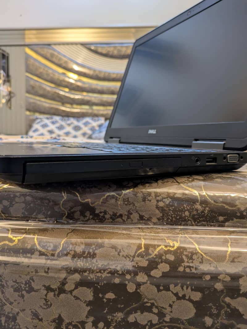 Dell Latitude E5540 2