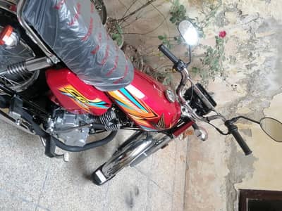 Honda 125 red colour