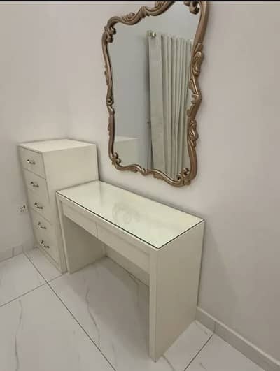 Dressing table with chest of draws and mirror