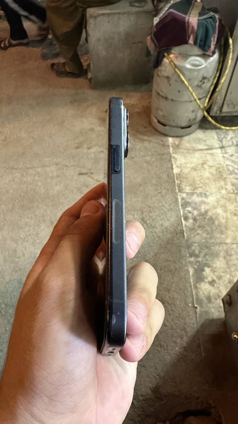 IPHONE 15 PRO JV 4