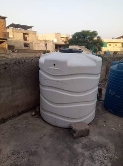 1500 liter water tank, used but in excellent condition