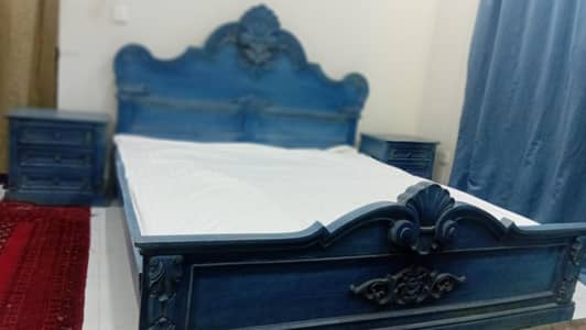 Elegant king size bed ,sheesham wood>(. Rosewood)d