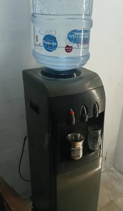 Water dispencer  with bottle