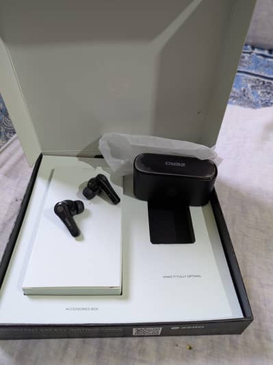 earbuds robo just open box condition 10 by 10 colour jet black