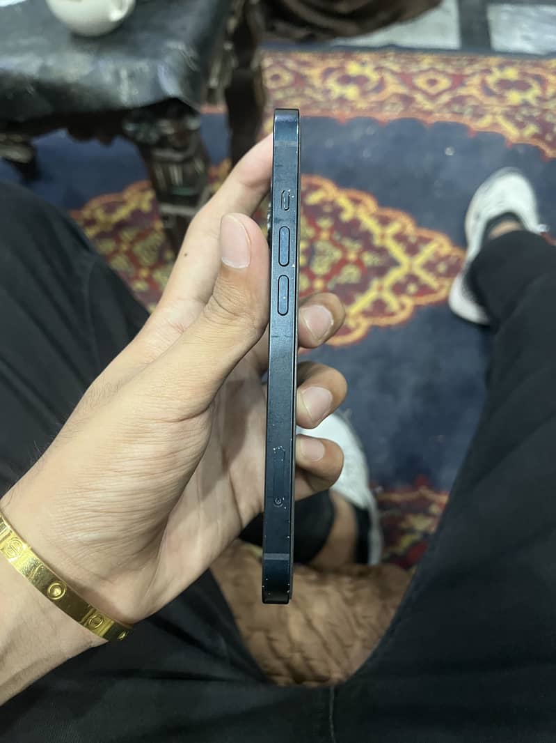iPhone 13 4