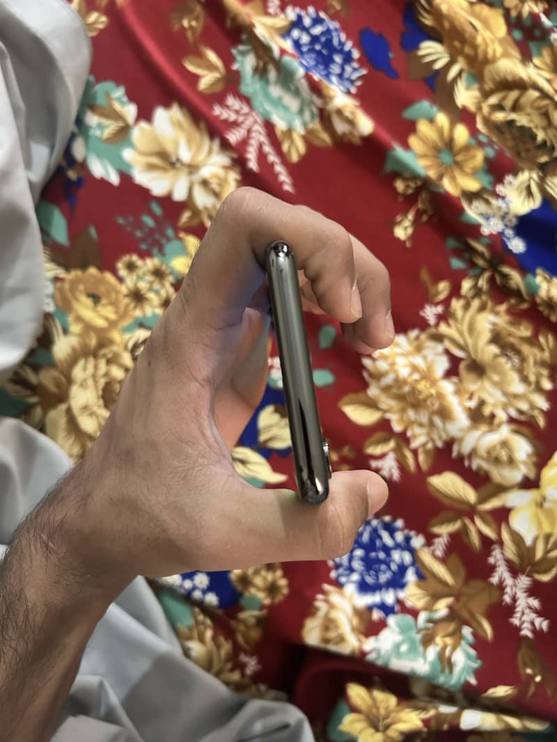 Apple iPhone X 4