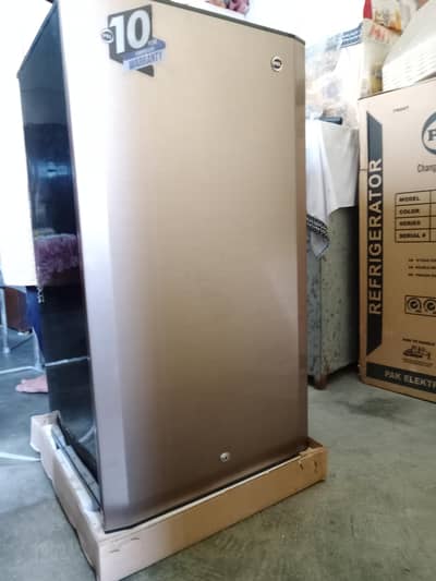 Room refrigerator