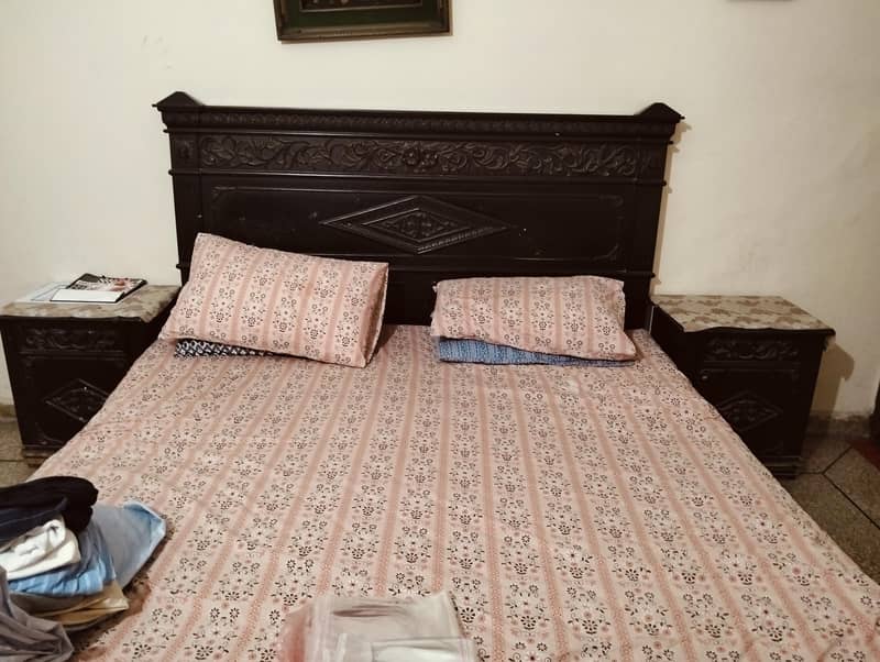 bed set with dressing 0
