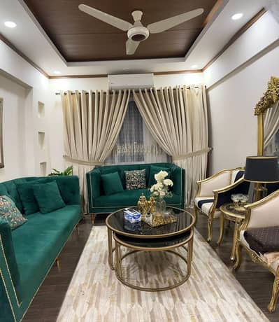 400 Yards Project Appartment For sale