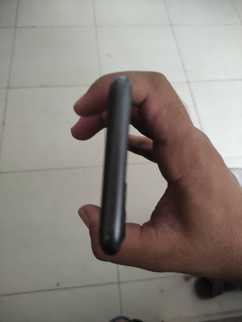 Apple iPhone 11 4