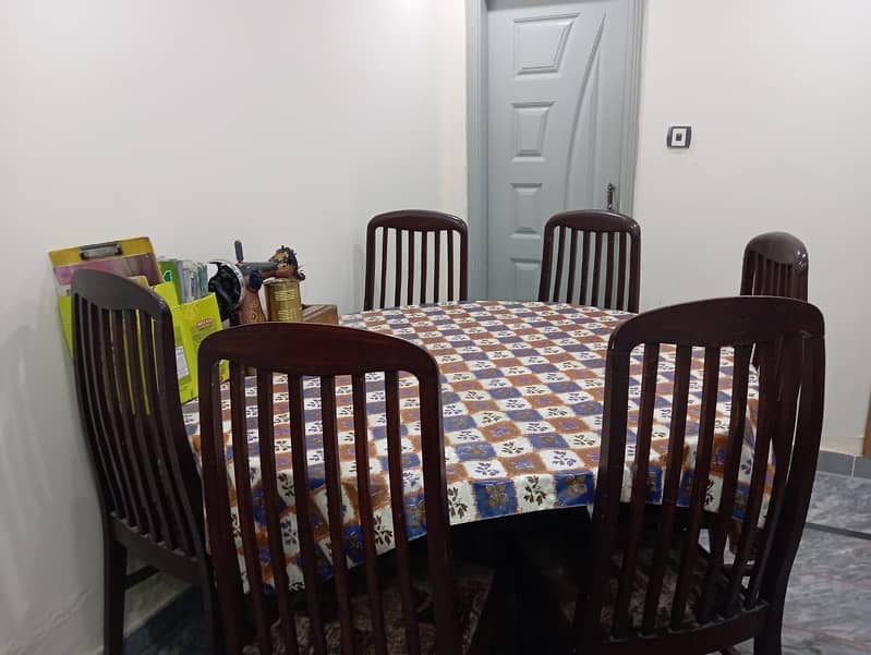 ROUND DINING TABLE 0