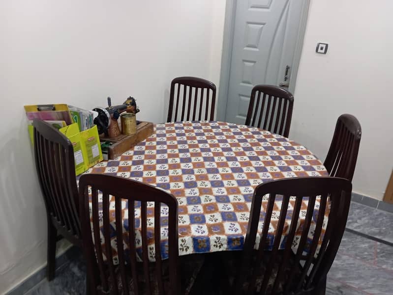 ROUND DINING TABLE 1