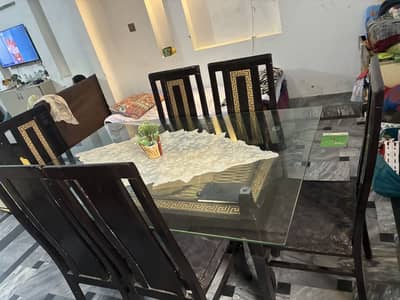 6 seater dining table is for sle
