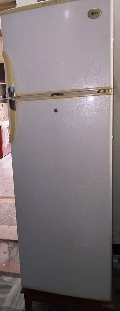 LG Refrigerator for Sale – Excellent Condition – Like New