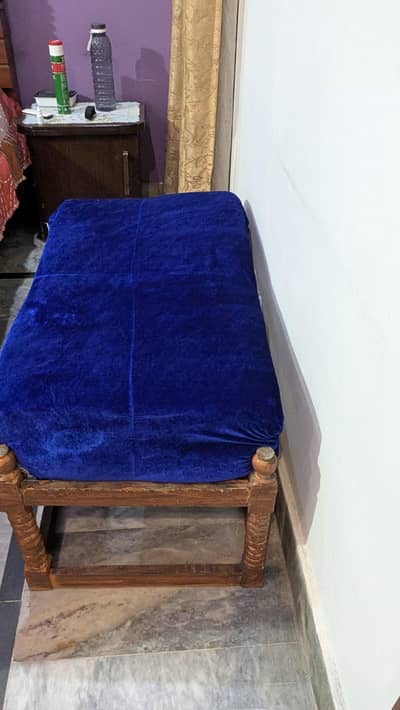 sofa h table k stand se bna hua Morty foam hai comfortable
